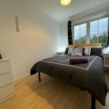 Chieveley Mews By Sarrochic Villa Sunningdale Eksteriør bilde
